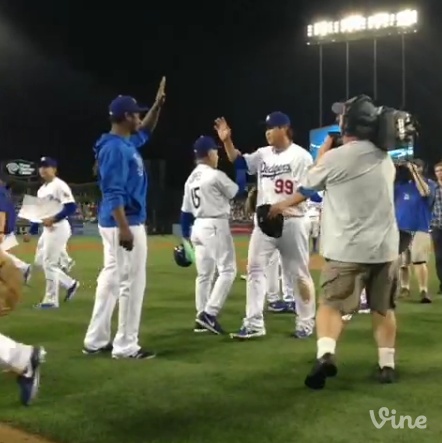 WIKITREE | 바인으로 본 '완봉승 축하받는 류현진'