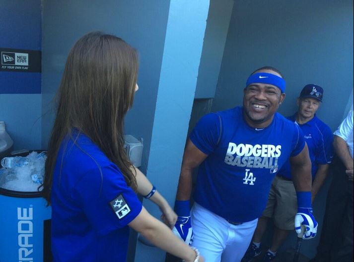 WIKITREE | 다저스 트위터에 올라온 수지와 푸이그-유리베