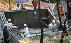 판교 환풍구 받침대 하중실험…4분 만에 V자로 휘어 | 위키트리