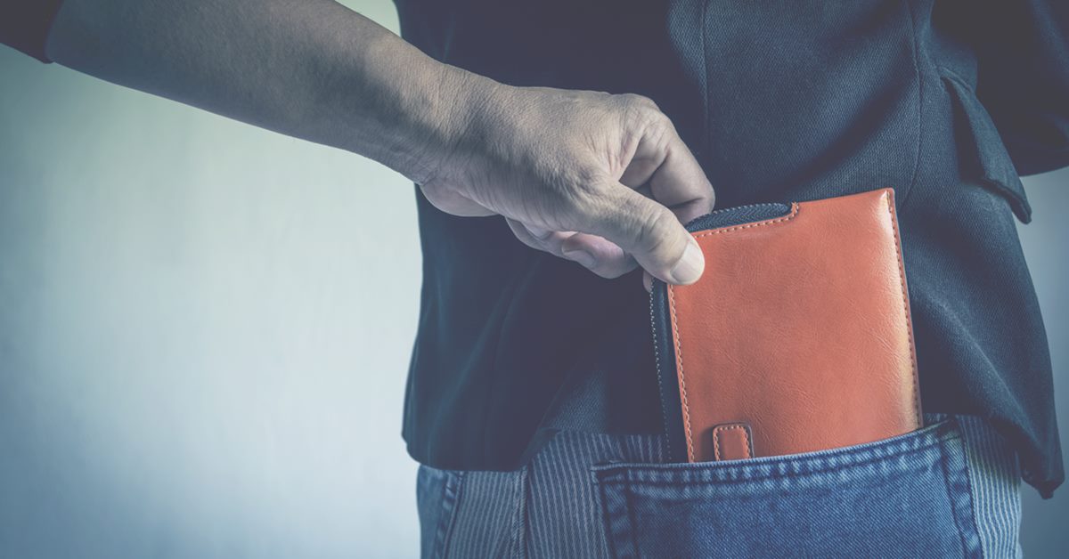 Крадёт деньги из кармана. Воровство сумки. Карманники картинки. Steal wallet. Украли кошелек.