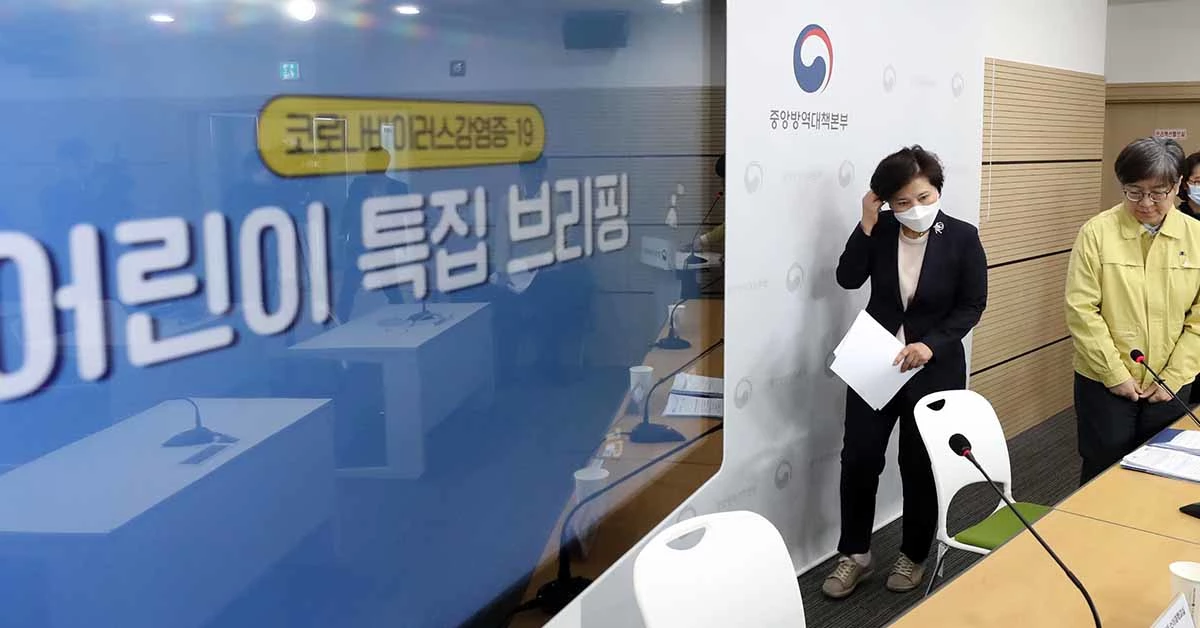 정은경 신종 코로나바이러스 감염증(코로나19) 중앙방역대책본부 본부장이 29일 충북 청주시 질병관리본부 브리핑실에서 열린 코로나19 관련 어린이 특집 브리핑에 최은하 서울의대 소아과학교실 교수(왼쪽), 김예진 성균관의대 삼성서울병원 소아청소년과 교수와 함께 참석하고 있다. / 뉴스1