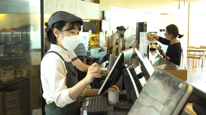 제주 오설록 티 뮤지엄의 직원이 주문 내역을 ODS로 확인하고 있는 모습. 고객이 키오스크로 주문을 하면 내역을 실시간으로 ODS에서 확인할 수 있다.