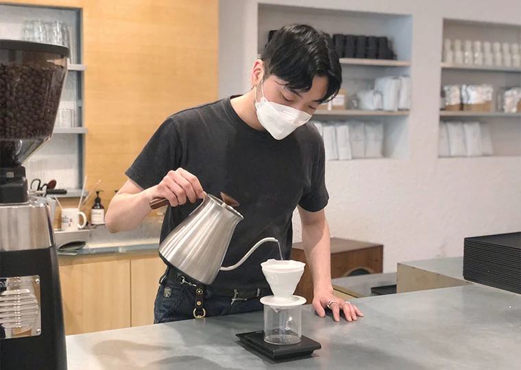 드립커피를 내리고 있는 라운드앤드 스태프 / 위키트리 브랜드 업 스튜디오