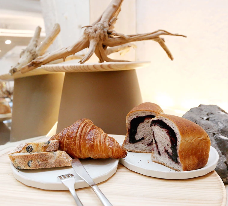 라운드앤드의 올리브 바게트, 플레인 크루아상, 블루베리 식빵 / 위키트리 브랜드 업 스튜디오