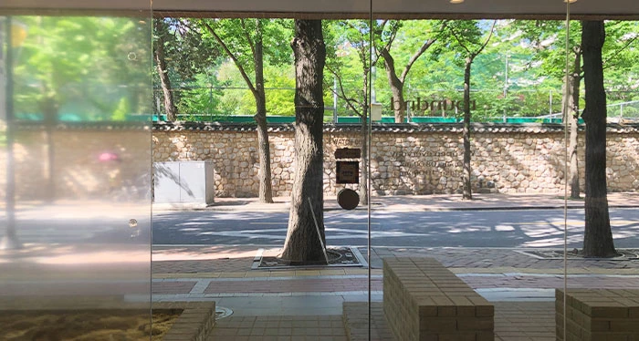 라운드앤드에서 보이는 덕수궁 돌담길 풍경 / 위키트리 브랜드 업 스튜디오