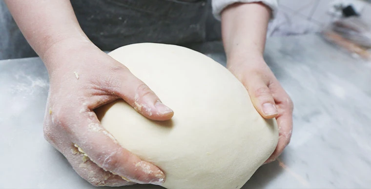 직접 반죽을 하는 메인 파티시에 / 위키트리 브랜드 업 스튜디오