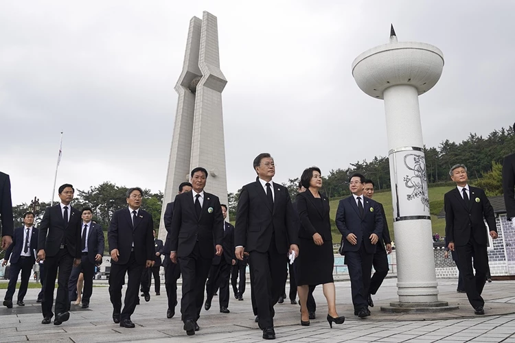 문재인 대통령이 18일 제 40주년 5.18민주화운동 기념식 후 5.18민주묘지 참배를 위해 들어서고 있다 / 이하 청와대