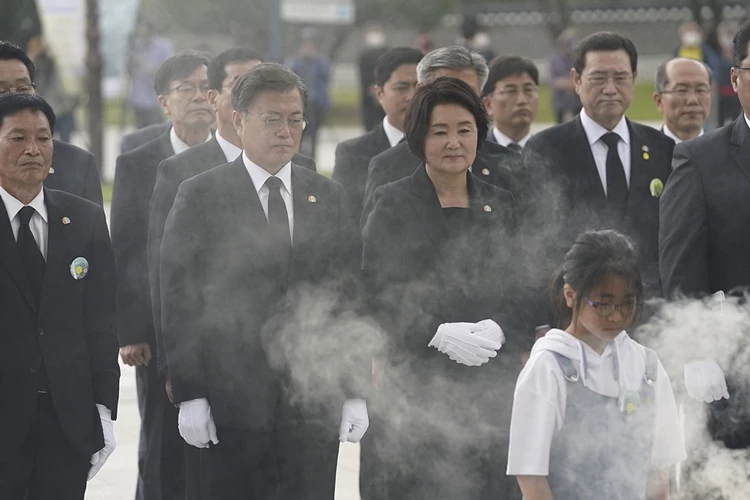 문재인 대통령과 김정숙여사가 18일 5.18민주묘지에서 분향을 하고 있다