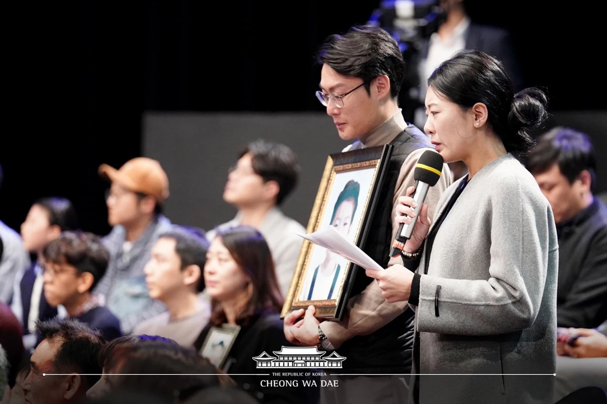 지난해 11월 MBC에서 열린 '국민이 묻는다, 2019 국민과의 대화'에 나온 고 김민식 군 부모 / 이하 청와대 페이스북