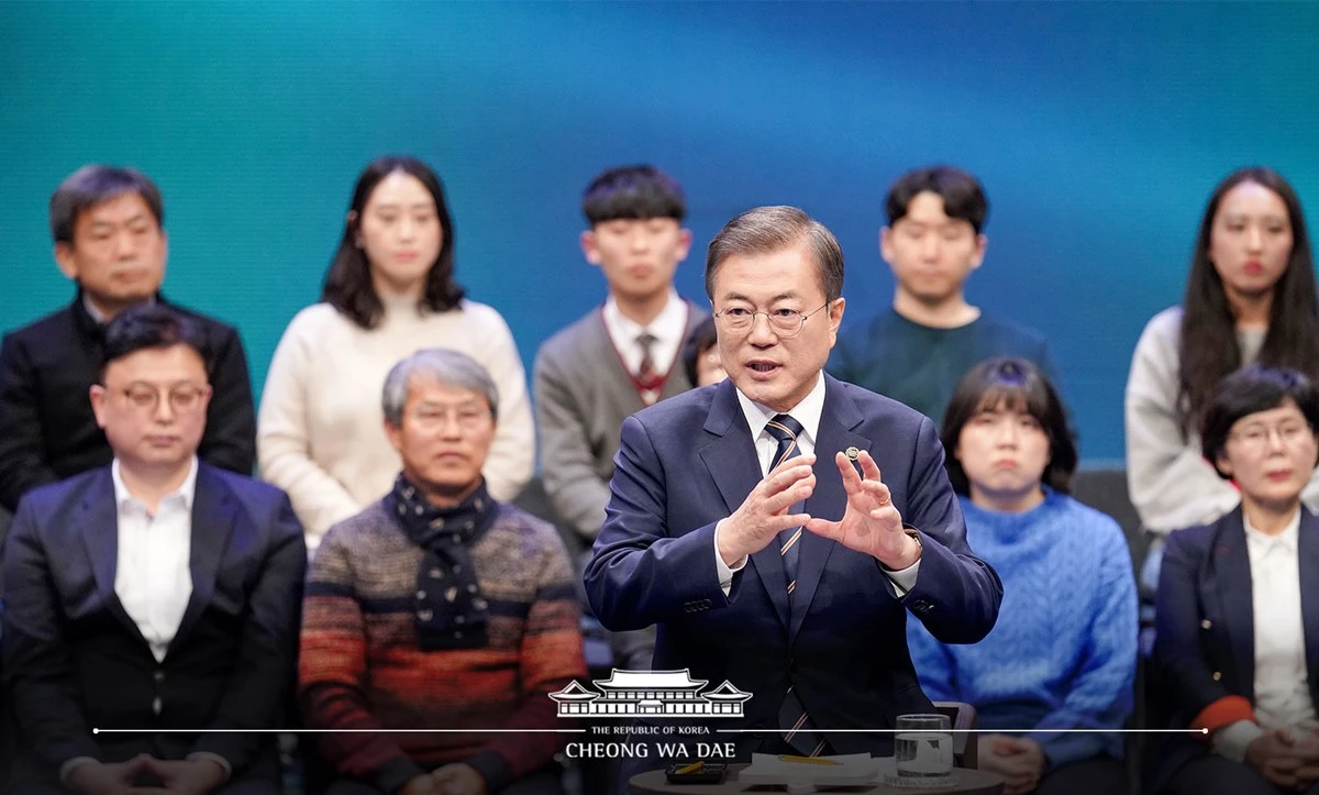 문재인 대통령이 지난해 11월 MBC에서 열린 '국민이 묻는다, 2019 국민과의 대화'에서 질문에 답하고 있다