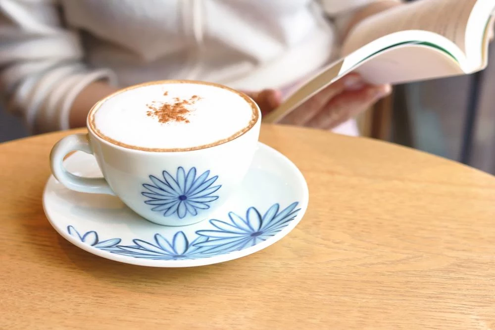 광주요가 오는 22일 유명 일러스트레이터 나난과 함께 두 번째 협업 제품인 ‘나난 시리즈’ 국화 커피잔을 선보인다. / 광주요