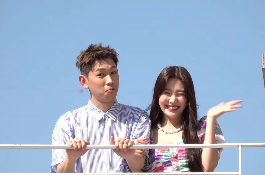'자나깨나' 뮤직비디오 캡처
