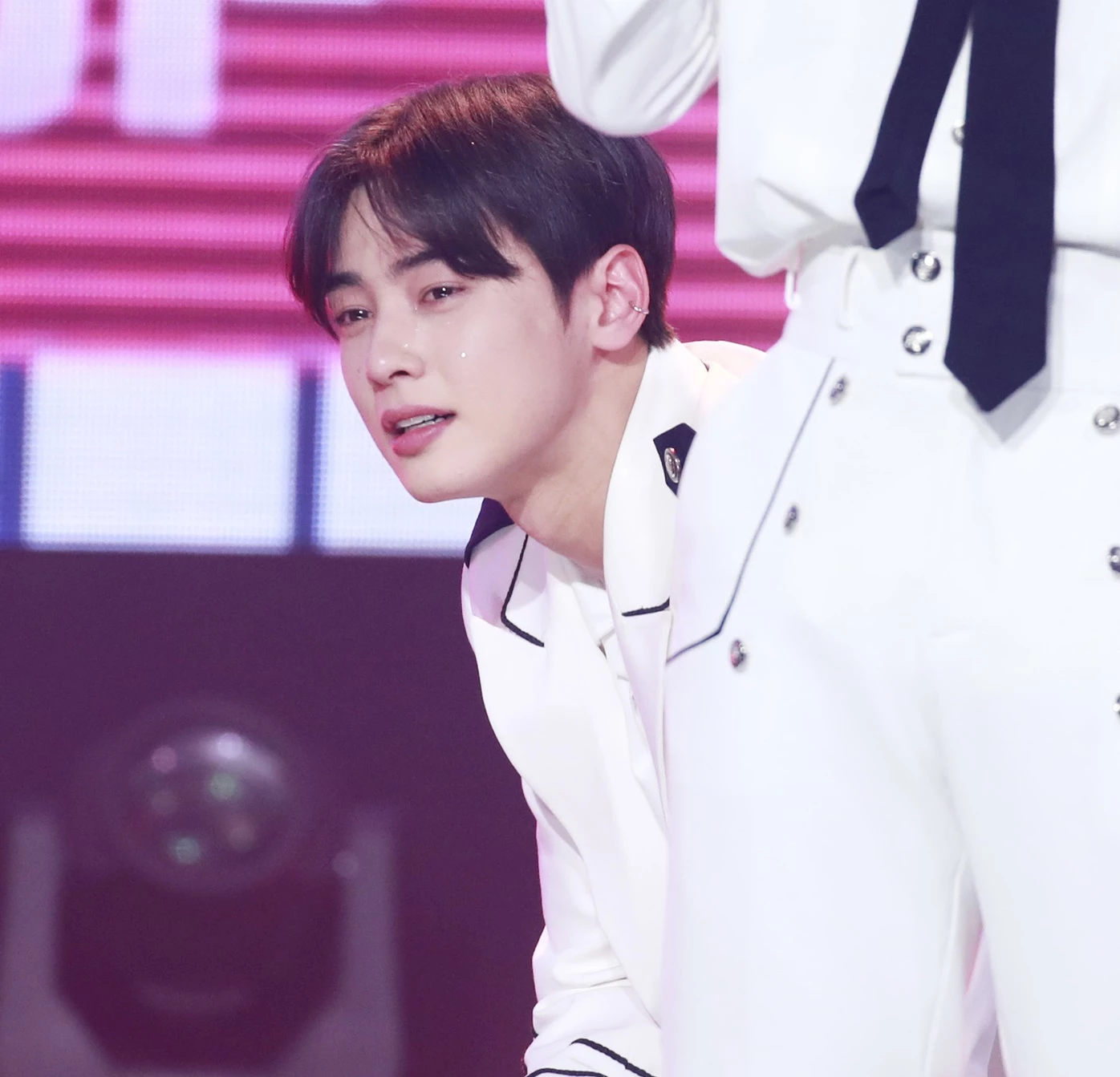 '쇼챔피언'에 출연해 1위를 차지한 뒤 눈물을 흘리고 있는 차은우 / 뉴스1