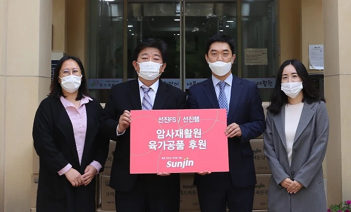 코로나사태로 인해 특히, 어려움을 겪는 지역단체(암사재활원, 푸드뱅크, 안산 본오종합사회복지관) 3곳에 선진의 육가공품 1200㎏을 후원했다. 사진제공   / 선진
