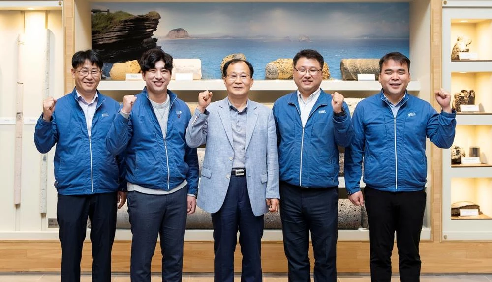 (왼쪽부터) 고인종 선임연구원, 강재선 연구원, 고기원 거점센터장 및 제주개발공사 품질연구본부장, 진영준 선임연구원, 문수형 공사 수자원연구팀장 / 제주개발공사