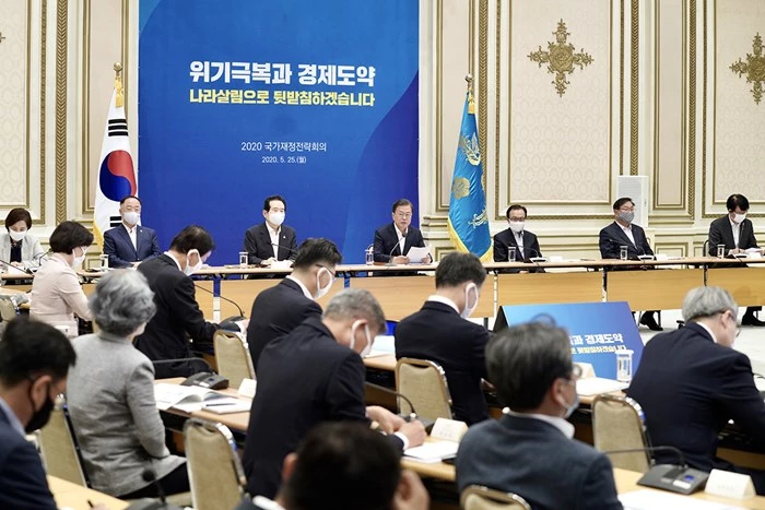 문재인 대통령이 25일 청와대에서 포스트 코로나 시대에 대비한 재정전략과 2020∼2024년 재정운용 계획을 논의하기 위한 2020 국가재정전략회의를 주재하고 있다.   / 이하 뉴스1