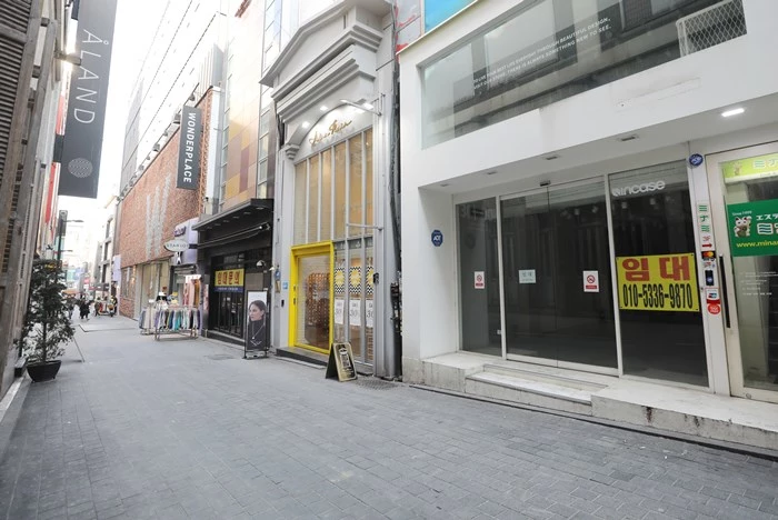 지난 1월 22일 서울 명동거리 곳곳의 건물에 임대 안내문이 설치되어 있다. 이날 한국은행이 발표한 '2019년 4분기 및 연간 실질 국내총생산'에 따르면 지난해 우리나라의 국내총생산(GDP) 성장률은 2.0%로, 2009년(0.8%) 이후 가장 낮은 수준을 나타냈다. 정부가 재정을 쏟아 부었지만 투자와 소비 등 민간 분야에서 활력이 나지 않으면서 기대 이하의 성적표를 받게 됐다.
