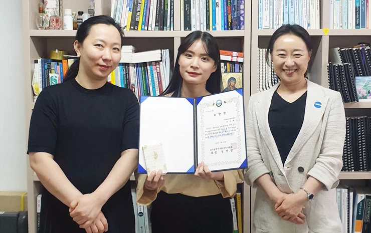 사회복지사협회장 표창받은 윤승희씨(가운데)
