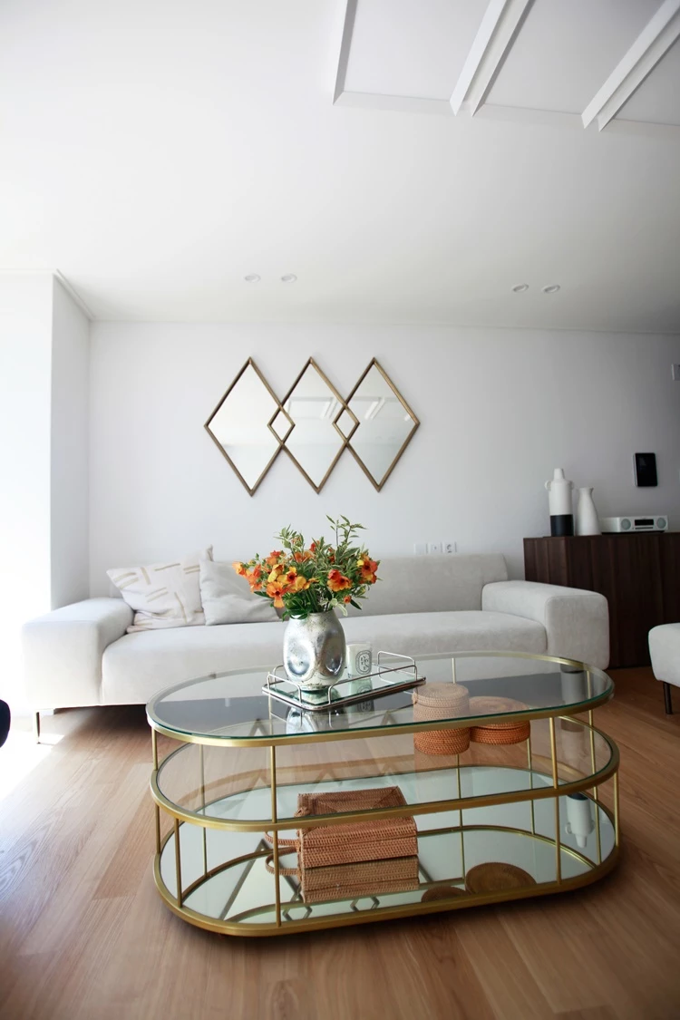 소파는 에싸의 팜스 카시미라 패브릭 소파, 거울은 웨스트엘름의 오버래핑 다이아몬드 미러. 거실 중앙에는 골드 프레임과 유리가 고급스러운 분위기를 자아내는 웨스트엘름의 테라스 필 커피 테이블을 두었다.