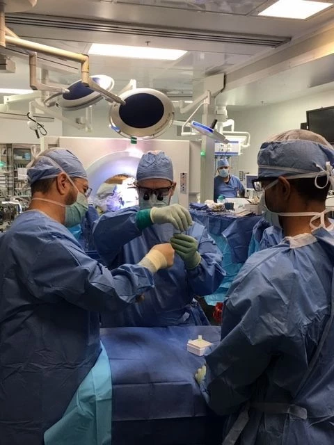 의료진이 조지 로페즈의 피부세포로 만든 도파민 신경세포를 로페즈 의 뇌에 이식하고 있다. / KAIST 제공