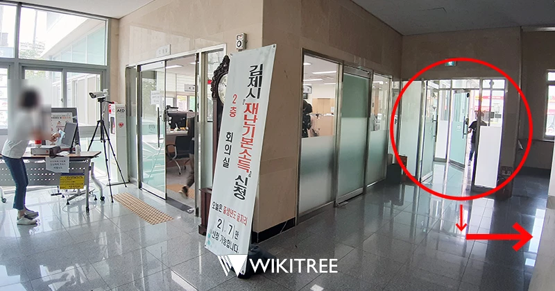 2일 오전, 전북 김제시 검산동행정복지센터 1층, 한 시민이 행정복지센터 뒤편에서 들어오고 있다 / 조주연 기자
