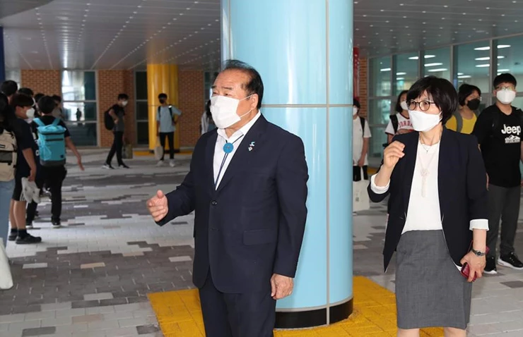 장휘국 광주시교육감이 등교하는 학생들을 격려하고 있다.