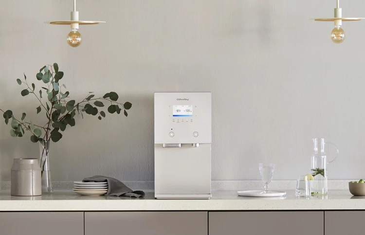 감각적인 미스티 그레이 컬러의 코웨이 AIS(아이스) 스파클링 얼음 정수기.