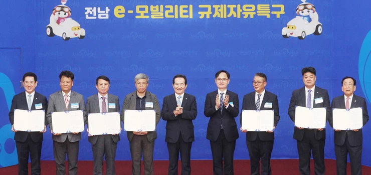 정세균 국무총리와 김영록 전남도지사, 강성천 중소벤처기업부 차관, 김준성 영광군수가 17일 오후 영광 대마산단 한국자동차연구원 전남본부에서 열린 전남 e-모빌리티 규제자유특구 투자협약식에서 투자협약 5개 기업 대표와 협약서 서명을 마친 뒤 기념촬영을 하고 있다. (왼쪽부터) 김영록 전남도지사, (주)DS이노베이션 조남규 대표, (주)성지에스코 조병철 대표, (주)KST일렉트릭 김종배 대표, 정세균 국무총리, 강성천 중소벤처기업부 차관, (주)코리아하이테크, 장현식 대표, 마스터전기차(주) 주영진 대표, 김준성 영광군수.     / 전남도