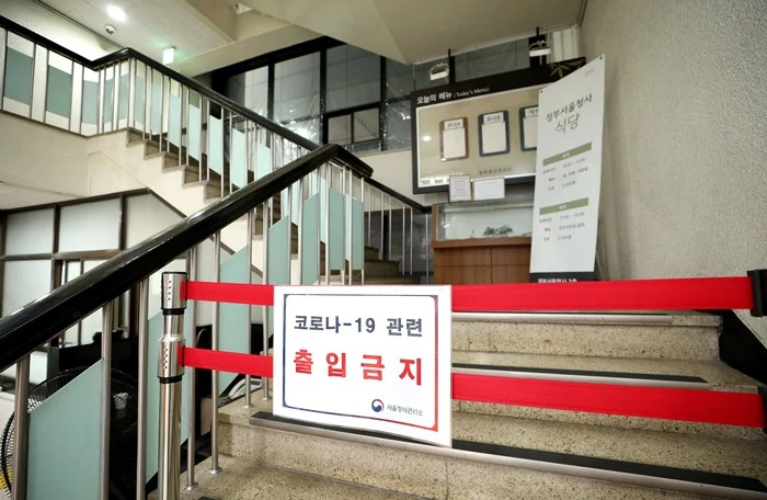 19일 오전 종로구 세종대로 정부서울청사 식당이 신종 코로나바이러스 감염증(코로나19) 확진자 방문에 폐쇄되어 있다.