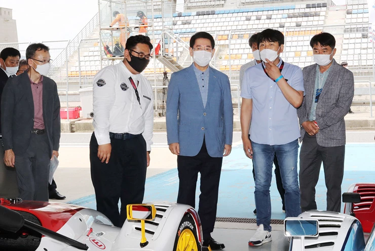 김영록 전라남도지사가 20일 오후 영암군 영암읍 삼포리 영암국제자동차경주장에서 열린 슈퍼레이스 챔피언십 대회 현장에서 코로나19 방역 및 안전관리 상황을 점검, 대회 관계자들과 이야기를 나누고 있다. / 전남도
