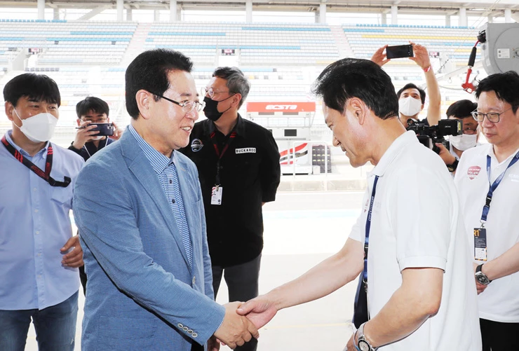 김영록 전라남도지사가 20일 오후 영암군 영암읍 삼포리 영암국제자동차경주장에서 열린 슈퍼레이스 챔피언십 대회 현장에서 코로나19 방역 및 안전관리 상황을 점검, 대회 관계자를 격려하고 있다.