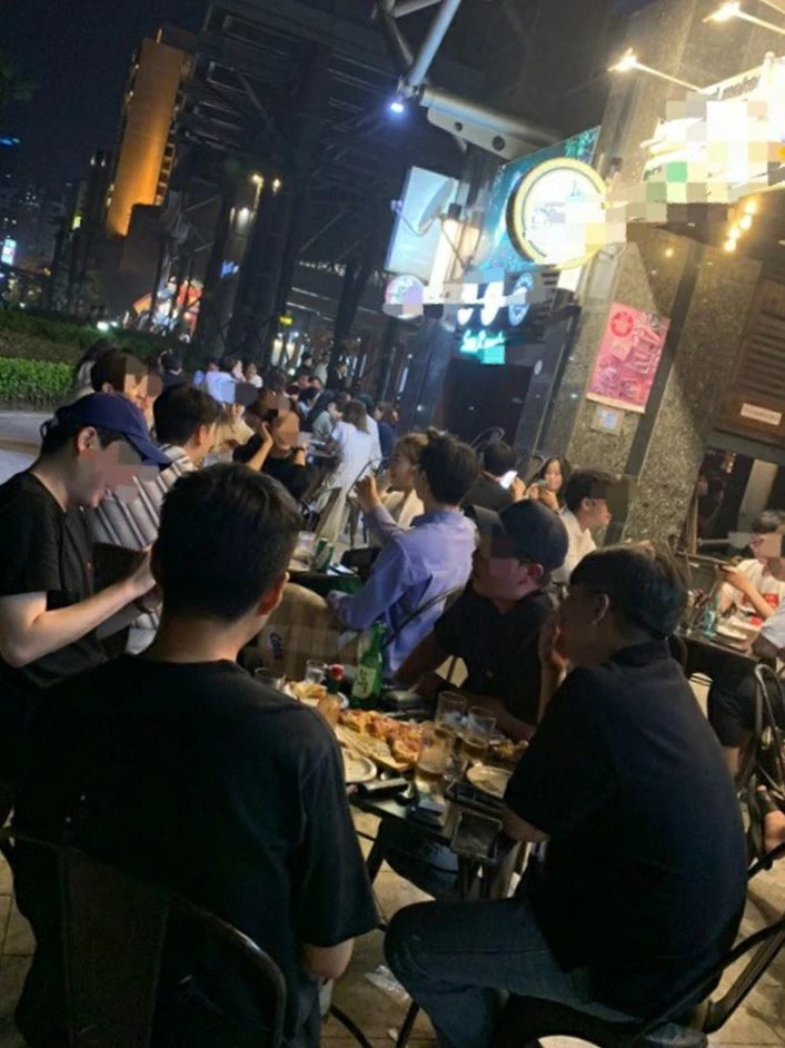 6월 27일 해운대 바닷가 술집에서 술 마시는 젊은 청춘들... 빈자리가 없다.
