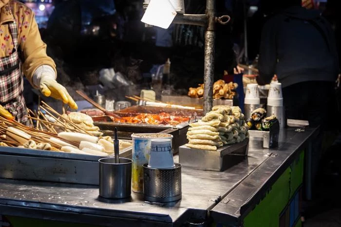 Tteok-bokki vendor / Shutterstock same below