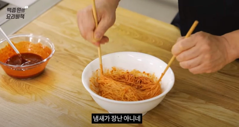 “완전 새로운 장르...” 백종원이 비빔국수 만들다가 만든 신메뉴(+영상)