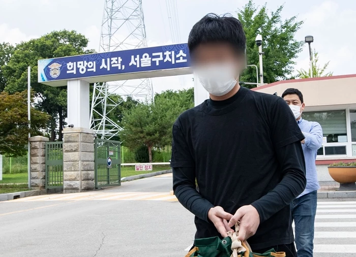 세계 최대 아동 성착취물 사이트 '웰컴 투 비디오'(W2V)를 운영한 손정우가 미국 송환이 불허된 6일 오후 경기도 의왕시 서울구치소에서 석방되고 있다. / 뉴스1