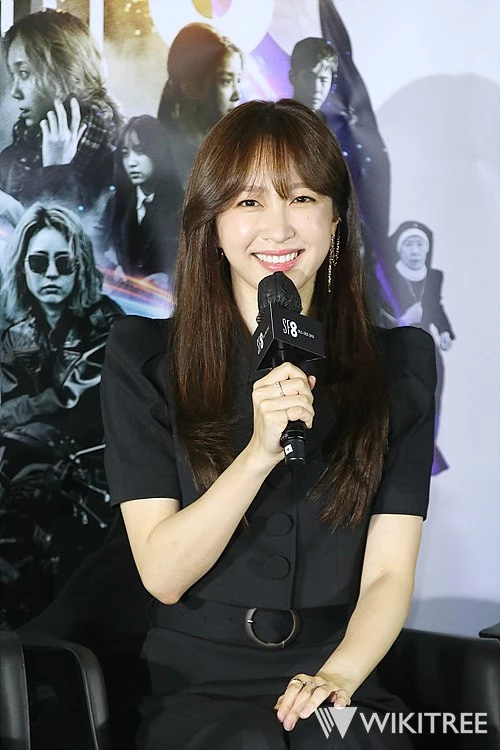 환하게 웃는 신은수 배우