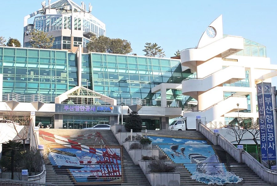 부산항만공사가 부산항을 친환경 항만으로 조성하기 위해 ‘LNG 하이브리드 셔틀캐리어(S/C) 연구개발 사업’을 추진한다. / 사진제공=위키트리DB