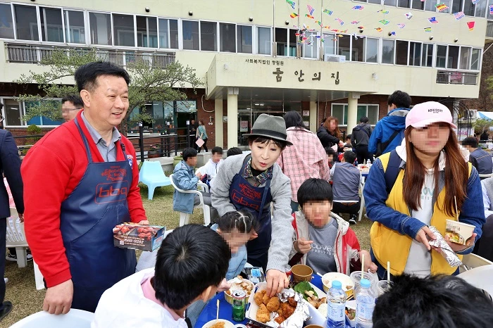 광주지역 장애인 보호시설인 향림원을 찾아 치킨 릴레이를 하고 있는 BBQ 곤지암리조트점 패밀리. 사진제공 / BBQ