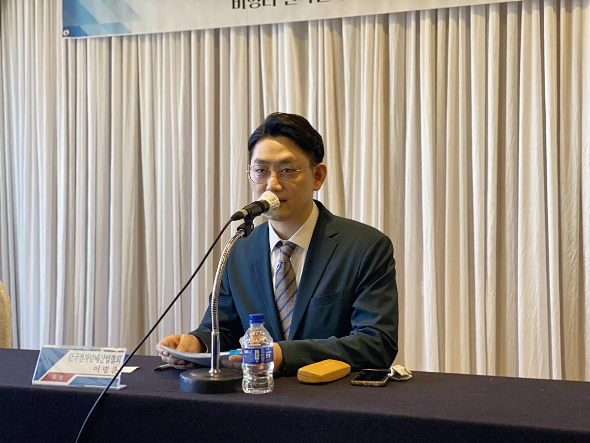 이병준 한국전자담배산업협회 회장이 15일 오후 서울 이비스 앰버서더 명동 호텔에서 ‘액상형 전자담배 대한 합리적 규제 제시 및 정부 신속 대응 촉구’ 기자간담회를 열고 유해물질에 대한 기준치를 명확히 제시해달라고 촉구했다.  / 이지은 기자