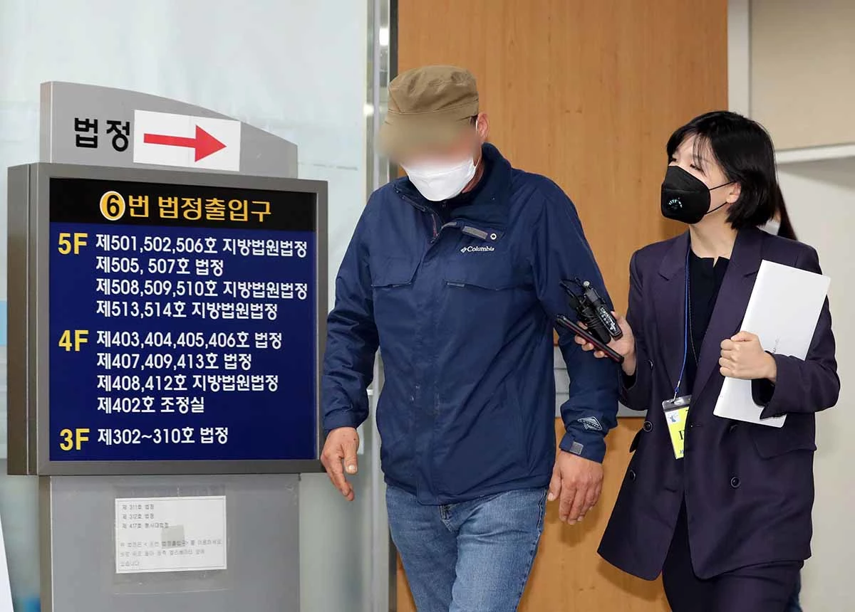세계 최대 아동 성착취물 사이트 '웰컴 투 비디오'(W2V) 운영자 손정우씨의 아버지가 지난 5월 19일 오전 서울 서초구 서울고등법원에서 열린 범죄인 인도심사 청구사건 심문기일을 마치고 법정을 나서고 있다. / 뉴스1