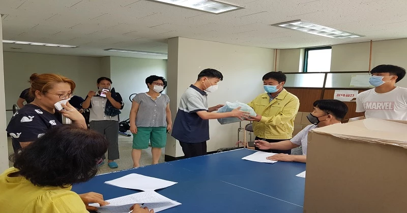 농소동 주민센타에서 저소득층 미스크 전달 / 정읍시