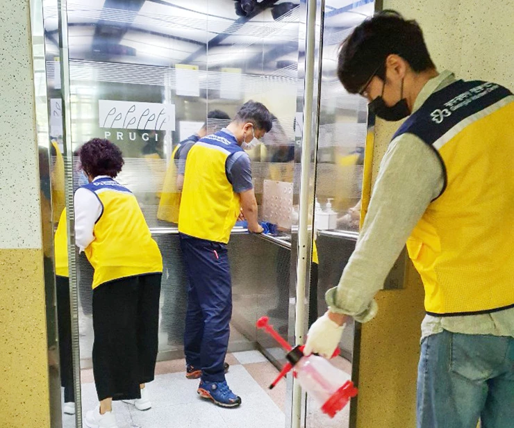 첨단 '대우아파트 자원봉사단'은 매주 공용주택 방역 및 환경정화활동을 실시하며 아파트가 쾌적한 환경을 유지하도록 관리하고 있다./광주광역시 제공