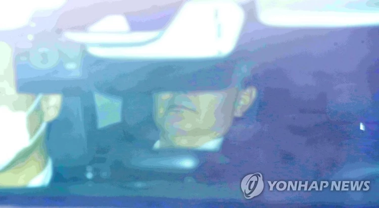 윤석열 검찰총장이 24일 '검언유착 의혹 사건' 수사심의위가 열리는 서울 서초구 대검찰청으로 출근하고 있다