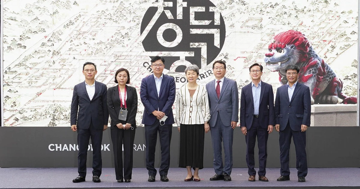 (사진 왼쪽부터) 이강원 SK텔레콤 5GX클라우드 랩스장, 예희강 브랜드마케팅그룹장, 하형일 코퍼레이트2센터장, 정재숙 문화재청장, 나명하 궁능유적본부장, 최재혁 창덕궁관리소장, 허근만 SK텔레콤 ICT Infra센터 Infra Eng그룹장이 기념 사진 촬영을 하고 있는 모습.