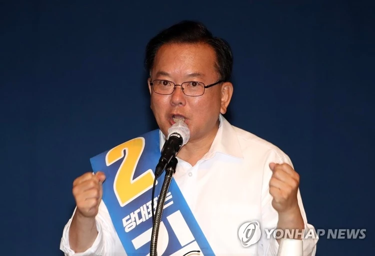 더불어민주당 김부겸 당 대표 후보가 지난 2일 대구 북구 엑스코에서 열린 합동연설회에서 지지를 호소하고 있다 / 이하 연합뉴스