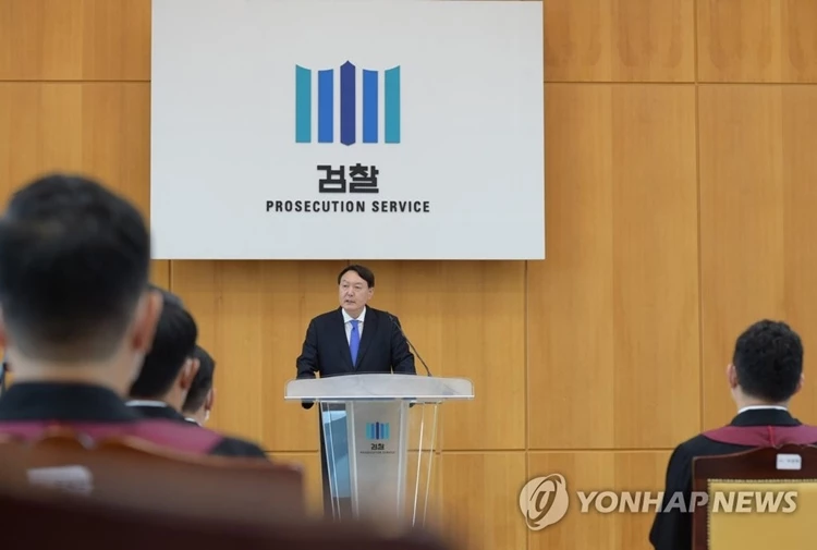윤석열 검찰총장이 지난 3일 서울 서초구 대검찰청에서 열린 신임검사 신고식에서 발언하고 있다