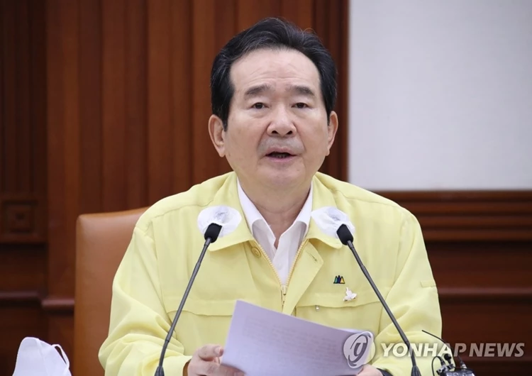 정세균 국무총리가 5일 정부서울청사 중앙재난안전상황실 서울상황센터에서 열린 중앙재난안전대책본부 회의에서 발언하고 있다 / 이하 연합뉴스