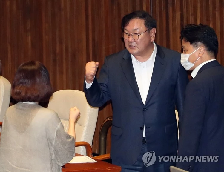 김태년 더불어민주당 원내대표(왼쪽)가 지난 4일 국회 본회의가 끝난 뒤 주먹을 불끈 쥐고 여당 의원들과 인사하고 있다