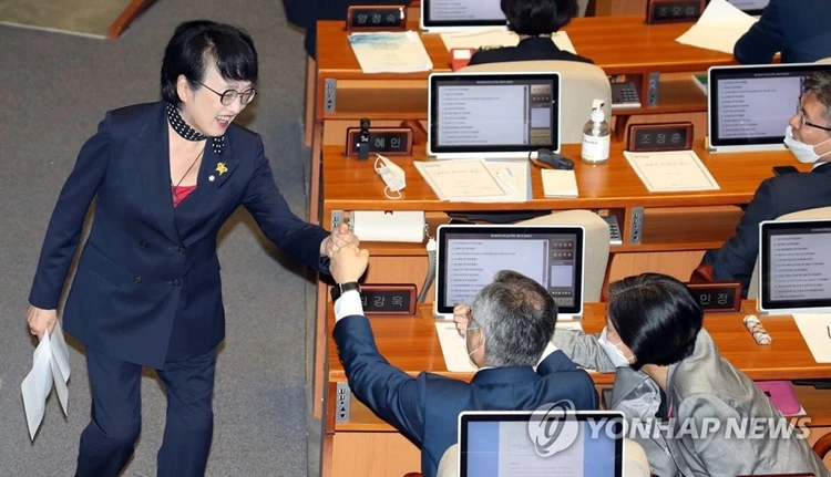 열린민주당 김진애 의원이 지난 4일 국회 본회의에서 토론 후 자리로 향하며 최강욱 대표와 주먹 치기 인사를 하고 있다
