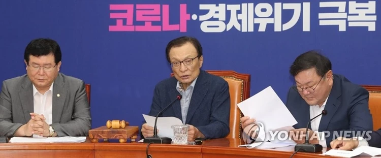 더불어민주당 설훈 최고위원(맨 왼쪽)이 5일 국회에서 열린 당 최고위원회의에 참석하고 있다 / 이하 연합뉴스
